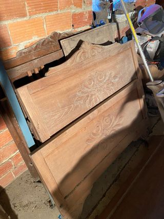 Camas y mesitas de noche antiguas de madera