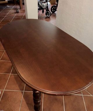 Mesa de comedor de madera oscura