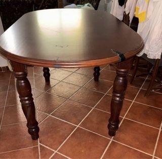 Mesa de comedor de madera oscura