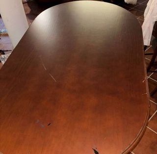 Mesa de comedor de madera oscura