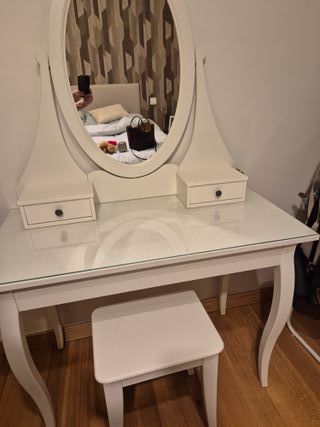 Tocador blanco con taburete y espejo