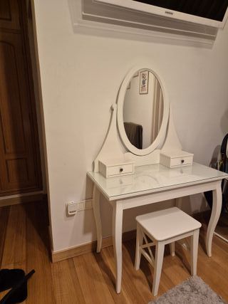 Tocador blanco con taburete y espejo
