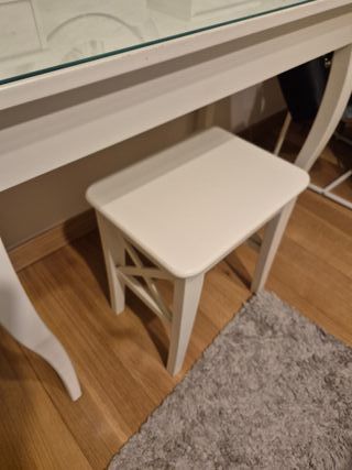 Tocador blanco con taburete y espejo