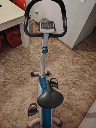 Bicicleta Estática Azul y Blanca
