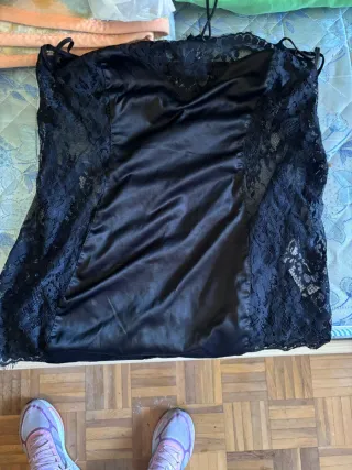 Dos picardías de encaje azul y rojo
