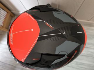 Casco de moto Protectwear naranja y negro