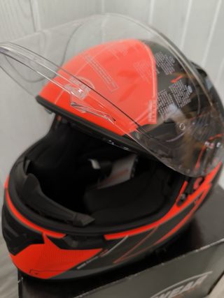 Casco de moto Protectwear naranja y negro