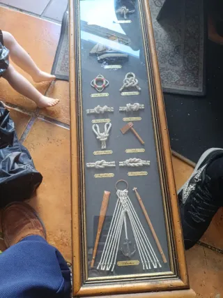 Mueble de madera con nudos marineros