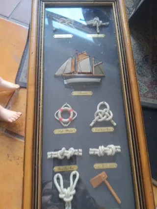 Mueble de madera con nudos marineros