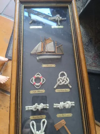 Mueble de madera con nudos marineros