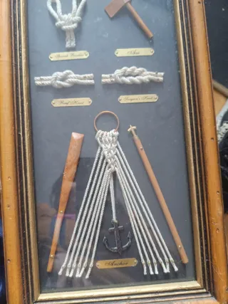 Mueble de madera con nudos marineros