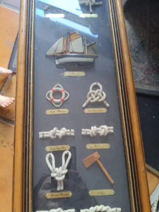 Mueble de madera con nudos marineros