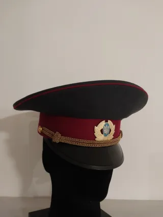 Chapéu militar com brasão