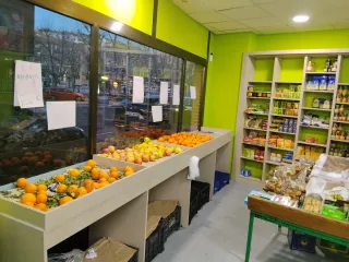 Traspaso tienda frutería o vendo muebles