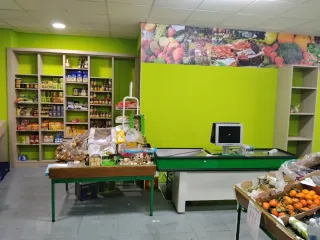 Traspaso tienda frutería o vendo muebles