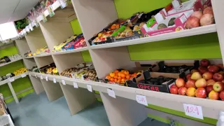 Traspaso tienda frutería o vendo muebles