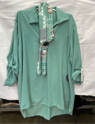 Blusa larga tipo camisa con pañuelo