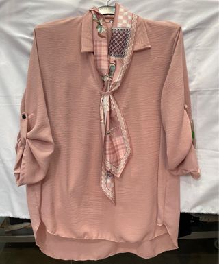 Blusa larga tipo camisa con pañuelo