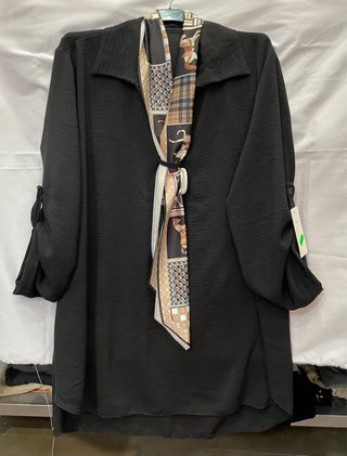Blusa larga tipo camisa con pañuelo