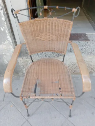 Silla de mimbre y metal para restaurar