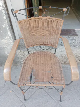 Silla de mimbre y metal para restaurar