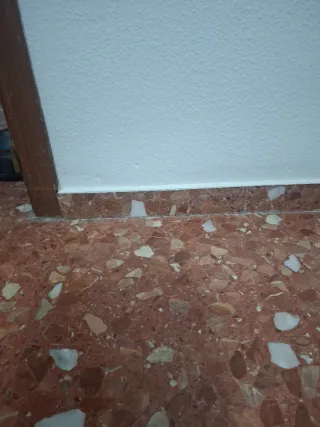 Busco Rodapiés de terrazo rojo como la foto