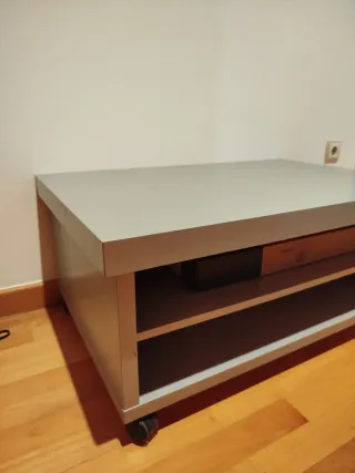 Mueble gris con ruedas y estantes