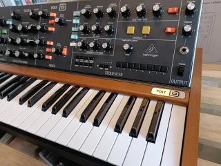 Sintetizador Behringer Poly D