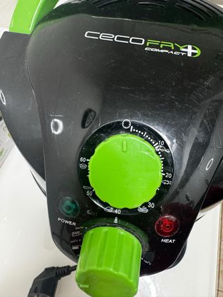 Olla freidora eléctrica negra y verde