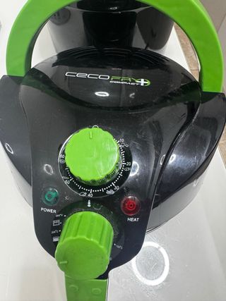 Olla freidora eléctrica negra y verde