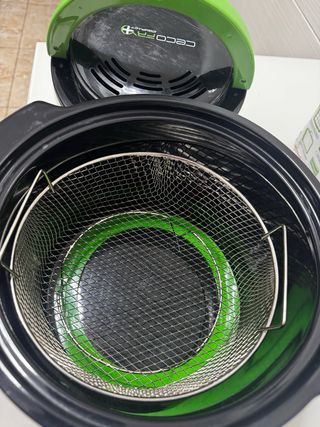 Olla freidora eléctrica negra y verde