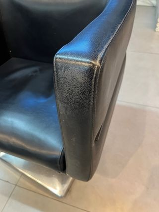 Silla hidráulica de piel negra