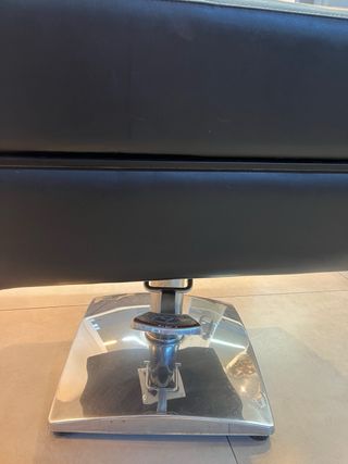 Silla hidráulica de piel negra