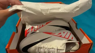 Botas de fútbol Nike blancas y rojas