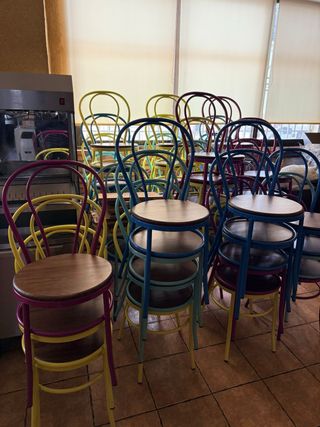 82 Sillas Metálicas y Madera Multicolor