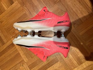 Botas de fútbol Nike Mercurial rosas y blancas