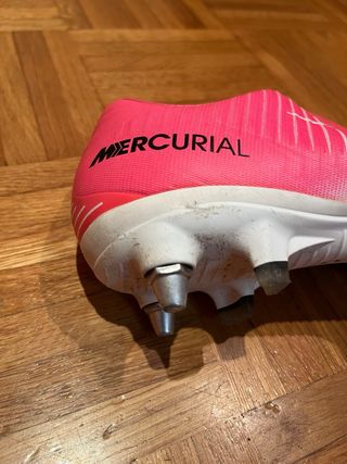 Botas de fútbol Nike Mercurial rosas y blancas