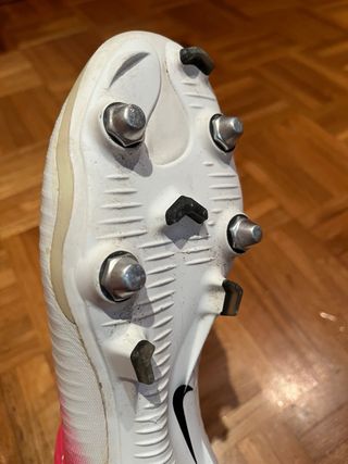 Botas de fútbol Nike Mercurial rosas y blancas