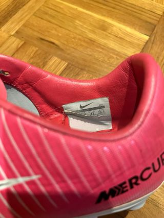 Botas de fútbol Nike Mercurial rosas y blancas