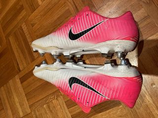 Botas de fútbol Nike Mercurial rosas y blancas