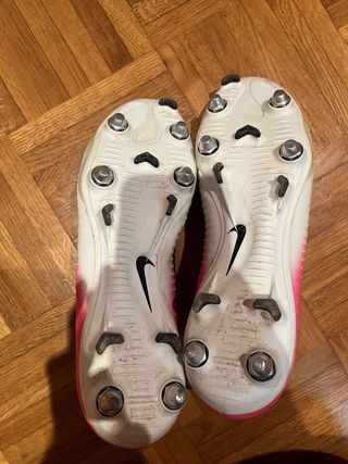 Botas de fútbol Nike Mercurial rosas y blancas