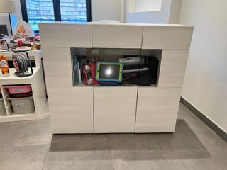 Muebles de salón gris y blanco