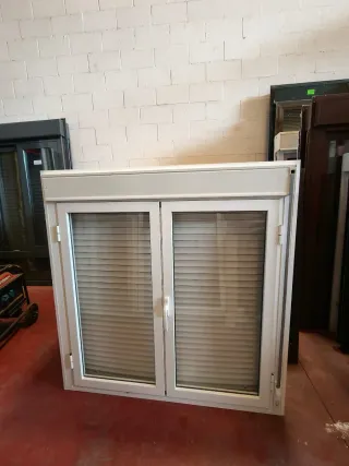 Ventana 134x139 con persiana y cristal 4-6 mm