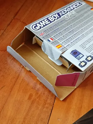 Game Boy Advance con caja