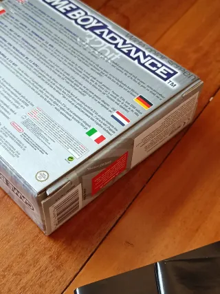 Game Boy Advance con caja