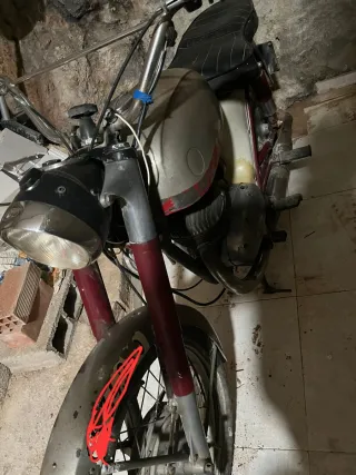 Moto Montesa Roja y Blanca