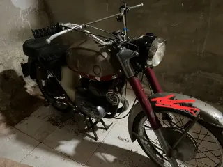 Moto Montesa Roja y Blanca