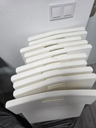 Silla plegable blanca y plateada