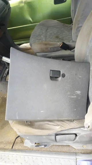 Puerta Guantera Nissan Terrano II