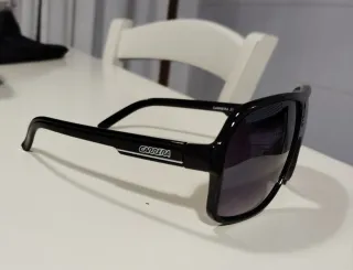 Gafas de sol Carrera negras funda de regalo